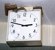 地震で止まった時計の写真